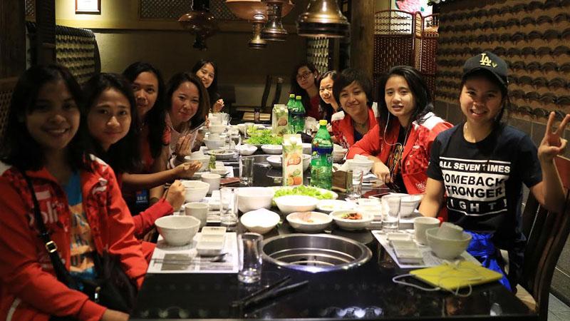 Para pemain Tim Uber sedang makan bersama.